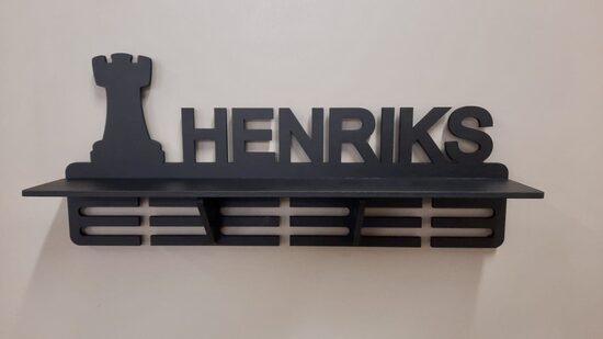 Personalizēts medaļu stends ar plauktu šaham