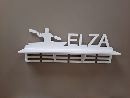 Medaļu stends, kausu plaukts baltā krāsā- airētājai