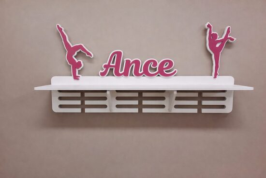 Personalizēts medaļu stends ar plauktu mākslas vingrotājai