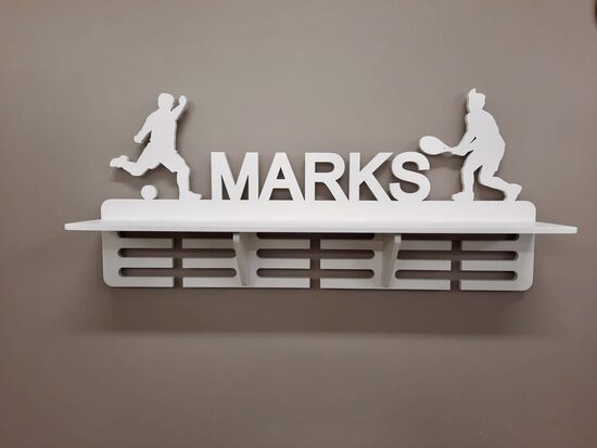 Medaļu stends, kausu plaukts baltā krāsā 