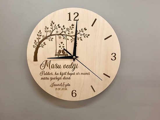 Personalizēts sienas pulkstenis no koka 