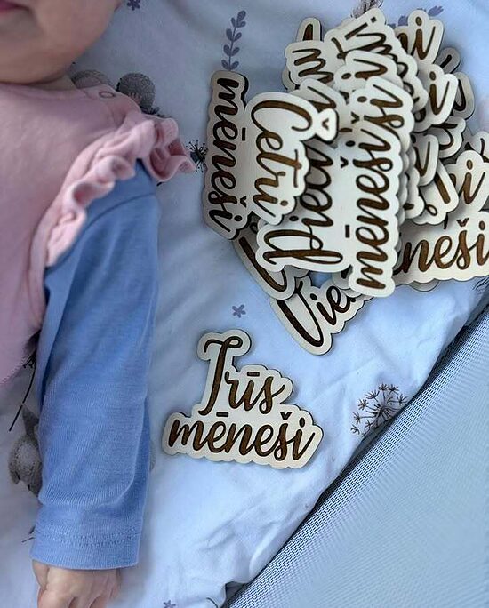 Koka mēnešu kartiņas- mēnešu uzraksti 