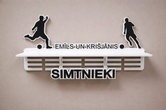 Medaļu stends, kausu plaukts futbolistam