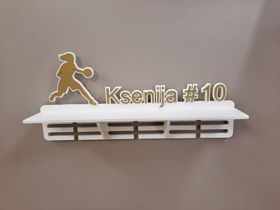 Personalizēts medaļu stends ar plauktu basketbolistei