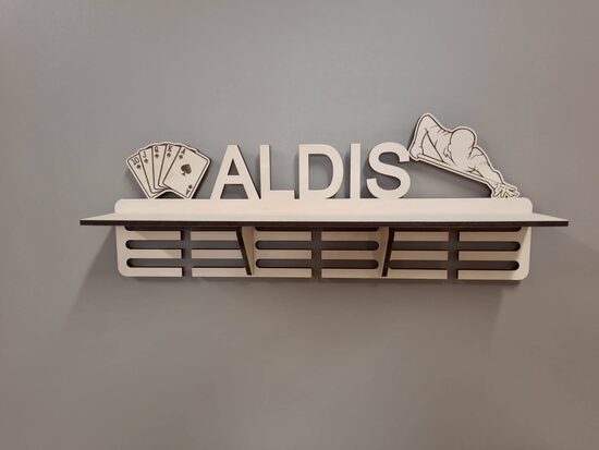 Personalizēts medaļu stends ar plauktu 