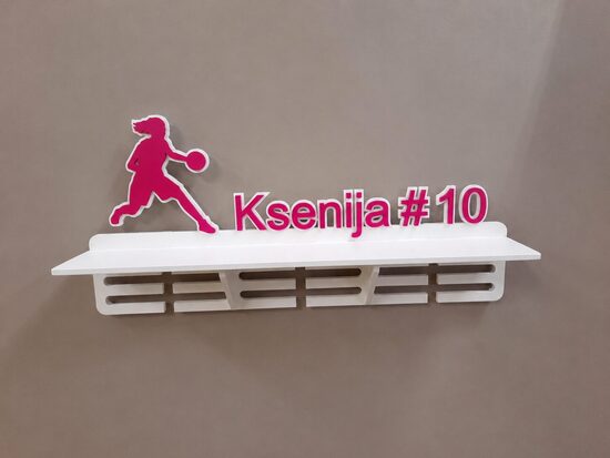 Personalizēts medaļu stends ar plauktu basketbolistei