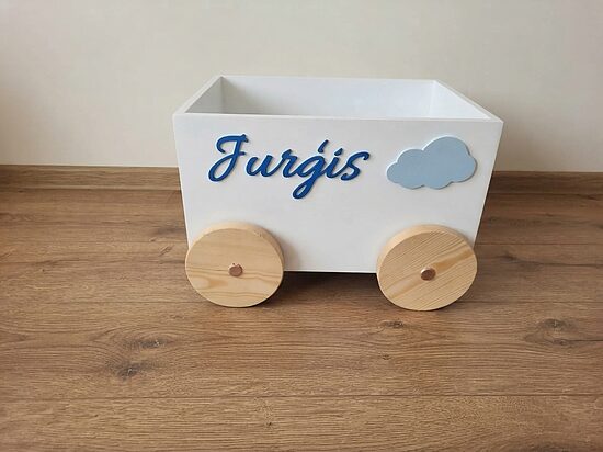 Personalizēta koka mantu kaste uz riteņiem (ar mākonīti)