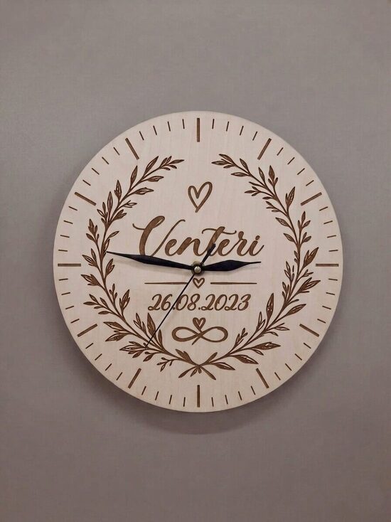 Personalizēts sienas pulkstenis no koka 