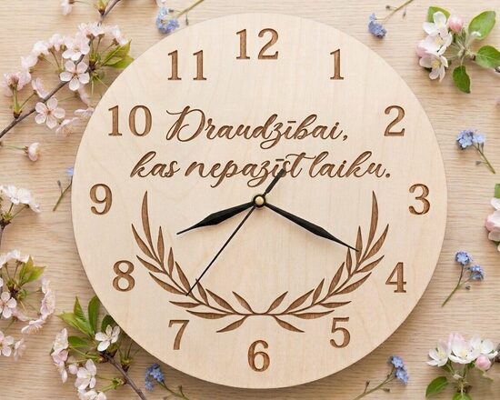 Personalizēts sienas pulkstenis no koka 