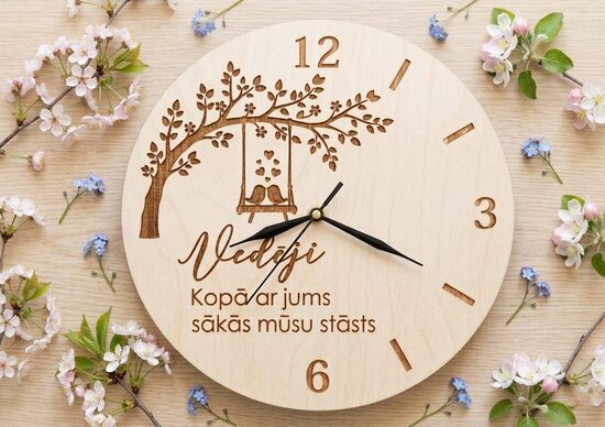 Personalizēts sienas pulkstenis no koka 