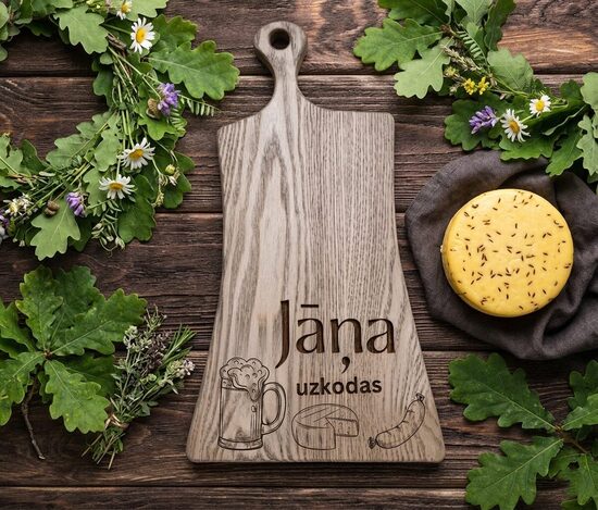 Personalizēts ozolkoka virtuves dēlītis Jānim