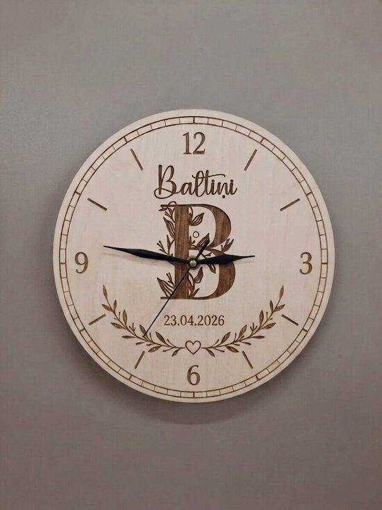 Personalizēts sienas pulkstenis no koka 