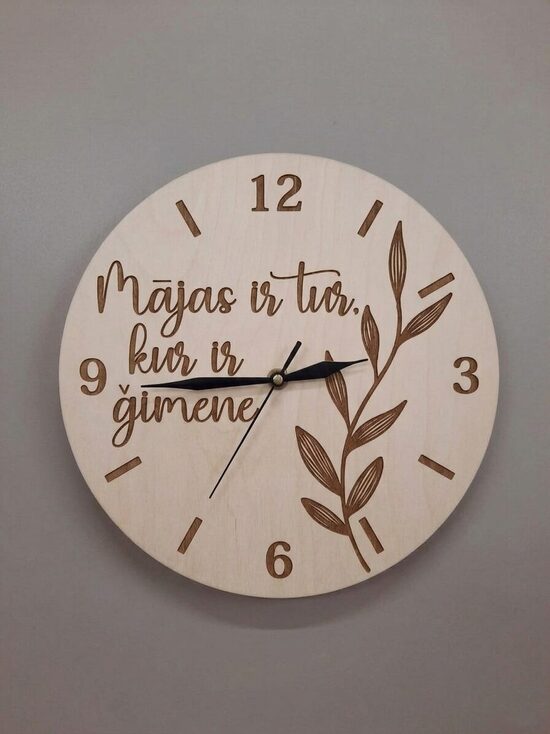 Personalizēts sienas pulkstenis no koka 