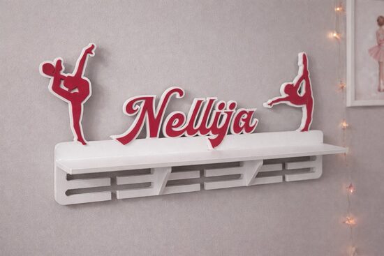 Personalizēts medaļu stends ar plauktu mākslas vingrotājai