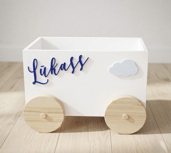 Personalizēta koka mantu kaste uz riteņiem (ar mākonīti)
