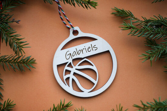 Personalizēts koka rotājums basketbolistam