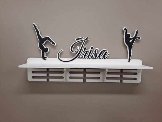 Personalizēts medaļu stends ar plauktu mākslas vingrotājai