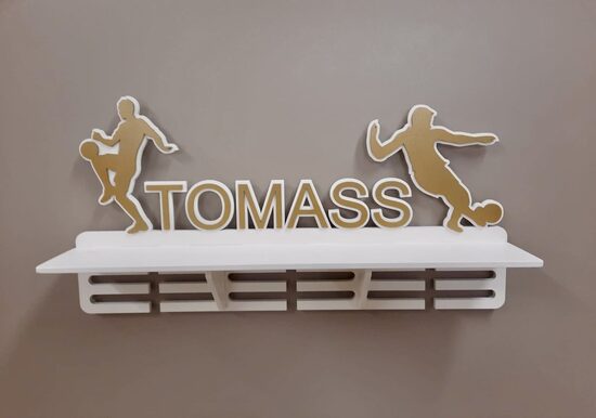 Medaļu stends, kausu plaukts futbolistam 