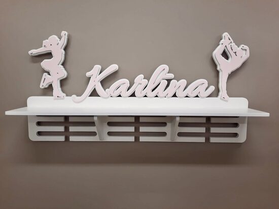 Personalizēts medaļu stends ar plauktu mākslas vingrotājai