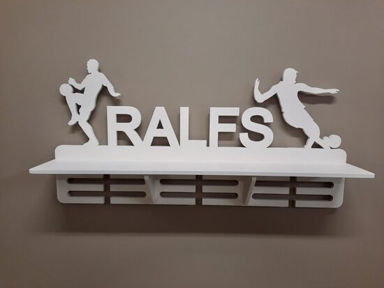 Medaļu stends, kausu plaukts baltā krāsā, futbolistam 