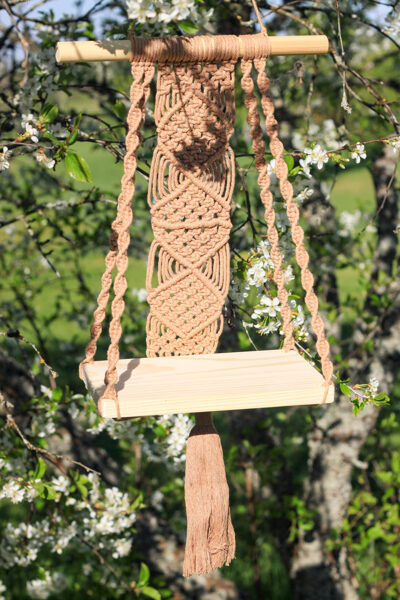 Boho stila mezglots dekors ar koka plauktiņu