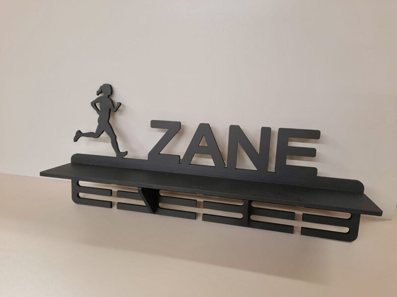 Koka medaļu stends- kausu plaukts skriešanai sievietei 