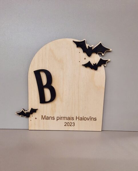 Mans pirmais halovīns- koka plāksne pēdu nospiedumiem 