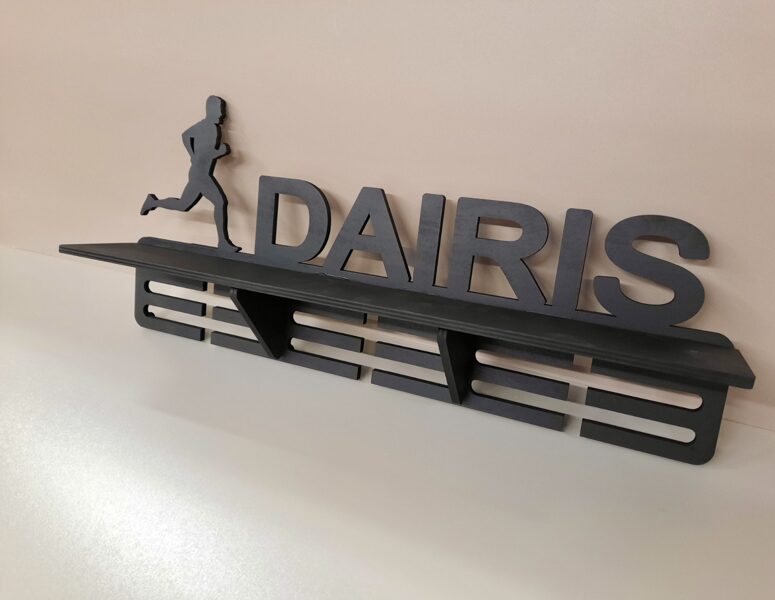 Koka medaļu stends- kausu plaukts skriešanai vīrietim 