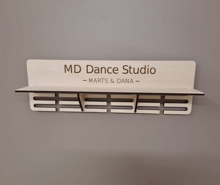 Personalizēts koka medaļu stends ar plauktu