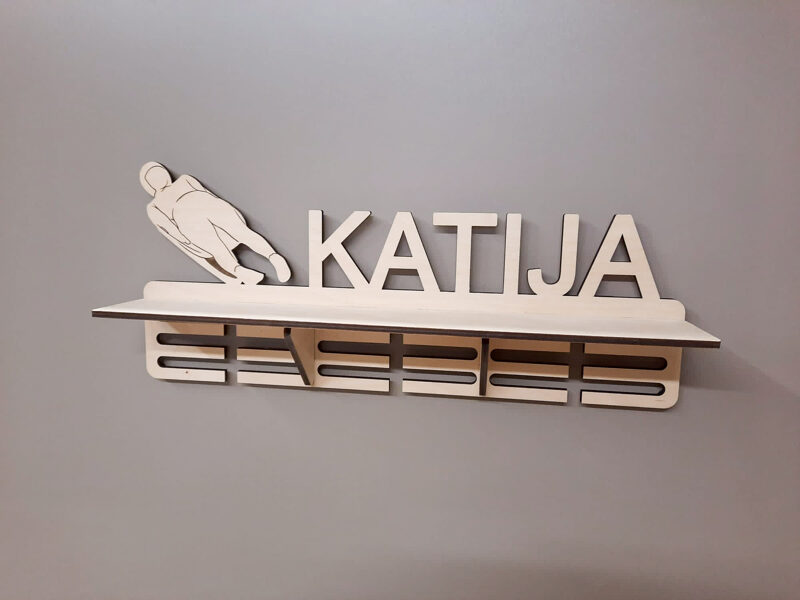 Personalizēts medaļu stends/ kausu plaukts kamaniņu sportam